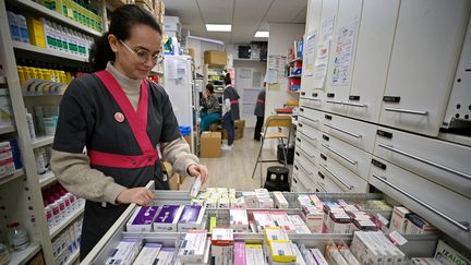 Une pharmacienne à Colomiers (Haute-Garonne) le 23 mars 2023. (VALENTINE CHAPUIS / AFP)