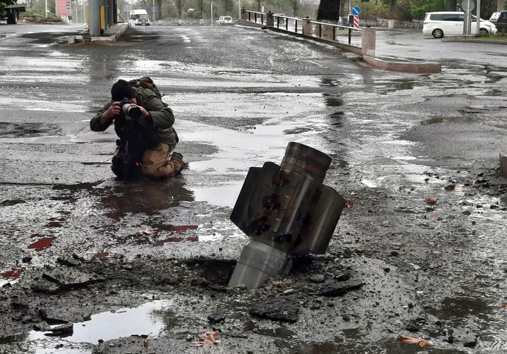 Dans la capitale du Haut-Karabagh arménien, les conséquences des bombardements aveugles des azéris. Ici, un missile Schmerts de fabrication russe s'est fiché dans le sol sans exploser. (CLAUDE BRUILLOT / RADIO FRANCE)