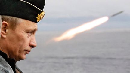 Le pr&eacute;sident russe, Vladimir Poutine, observe le lancement d'un missile, lors d'exercices militaires, &agrave; bord du navire "Pierre Le Grand", le 17 ao&ucirc;t 2005, dans l'Arctique. (ITAR TASS / REUTERS)