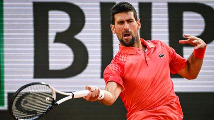 Novak Djokovic lors de son deuxième tour à Roland-Garros, le 31 mai 2023. (MATTHIEU MIRVILLE / AFP)