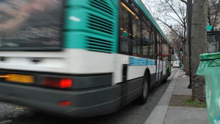 Un bus de la RATP arrive à un arrêt à Paris, le 29 janvier 2009. (GILLES HALAIS / FRANCEINFO)