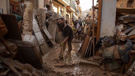 Des volontaires déblaient une rue de Paiporta (Espagne), le 6 novembre 2024, après les inondations qui ont touché la commune. (ELENA FERNANDEZ / SIPA)