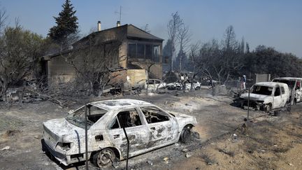 Le feu a ravag&eacute; deux maisons &agrave; S&eacute;nas (Bouches-du-Rh&ocirc;ne), le 26 ao&ucirc;t 2012. (FRANCK PENNANT / AFP)