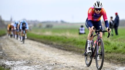 La Belge Lotte Kopecky, samedi 8 avril sur les chemins de Paris-Roubaix, peu après avoir été embarquée dans une chute collective. (JASPER JACOBS / BELGA MAG)