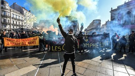 Un manifestant brandit un fumigène lors d'une manifestation des "gilets jaunes" à Montpellier (Hérault), le 9 novembre 2019.&nbsp; (PASCAL GUYOT / AFP)