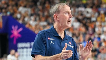 Le sélectionneur de l'équipe de France de basketball, Vincent Collet, lors du premier match de l'Eurobasket 2022 face à l'Allemagne, le 1er septembre à Cologne.&nbsp; (EIBNER PRESSEPHOTO / PICTURE ALLIANCE / DPPI via AFP)