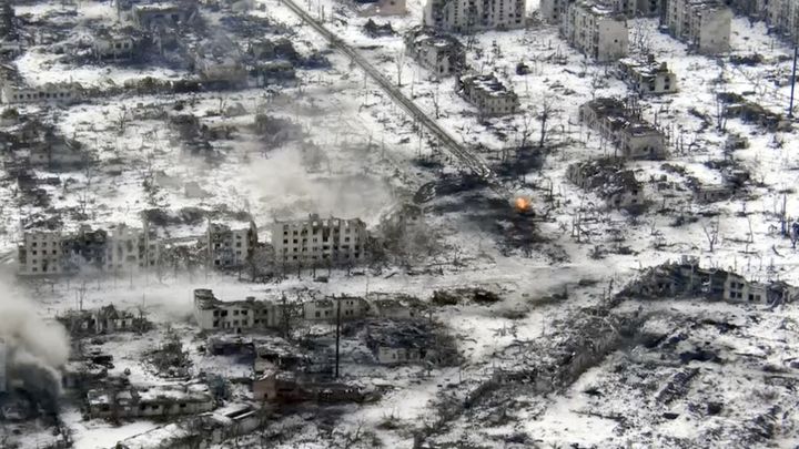 Capture d'écran d'une vidéo filmée par un drone réalisée par l'agence de presse AP le 19 février 2023 à Marïnka (Ukraine). (AP)