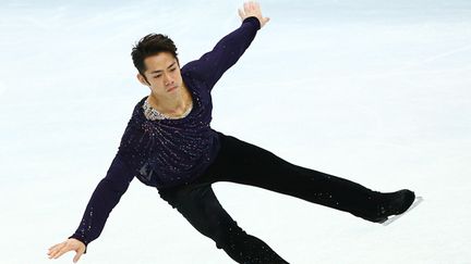 Le patineur japonais Daisuke Takahashi sur la glace de Sotchi lors des JO (CHRISTIAN CHARISIUS / DPA)