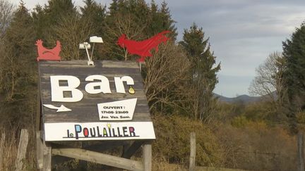 Des adolescents, des jeunes adultes et des seniors se retrouvent dans un lieu atypique à Saint-Pierre-Roche (Puy-de-Dôme) pour lutter contre l'isolement dans les villages.&nbsp; (FRANCE 2)