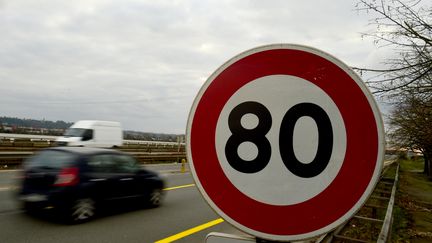 Une voiture passe devant un panneau de limitation de vitesse à 80 km/h, le 9 janvier 2018, près de Bordeaux (Gironde). (NICOLAS TUCAT / AFP)