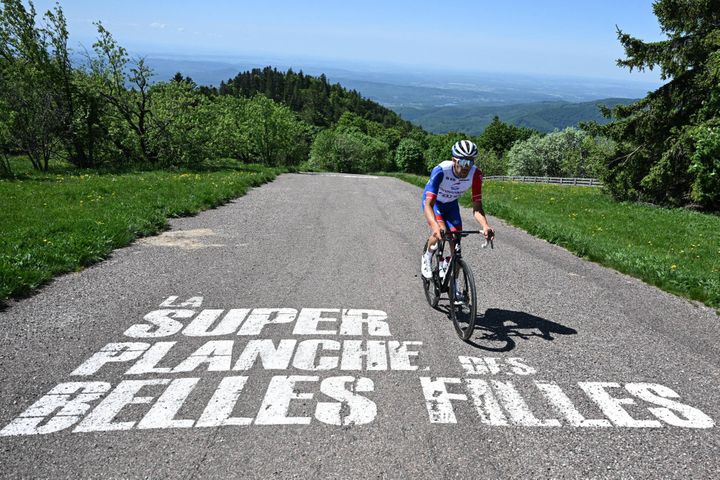 Thibaut Pinot lors d'une session d'entraînement sur la Super Planches des Belles Filles (Vosges), le 18 mai 2022. (SEBASTIEN BOZON / AFP)