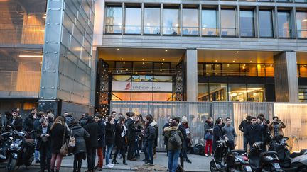 Des étudiants devant l'université Panthéon-Assas, le 23 février 2016 à Paris. (ISA HARSIN / SIPA)