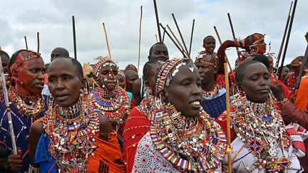 Comme les hommes, les femmes se parent de magnifiques tenues pour soutenir les membres de leur communauté. Elles participent seulement aux épreuves de courses.
 (TONY KARUMBA / AFP)