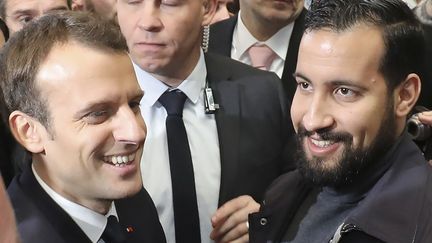 Emmanuel Macron escorté par Alexandre Benalla lors de sa visite au Salon de l'Agriculture, le 24 février 2018. (LUDOVIC MARIN / AFP)