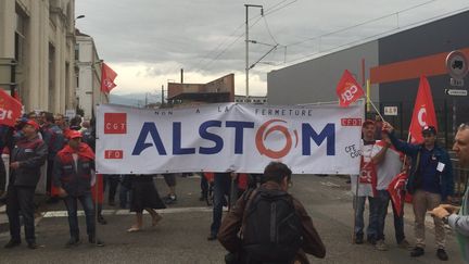 Des salariés d'Alstom avant le début de la manifestation contre la loi Travail, le 15 septembre 2016, à Belfort. (MARIE-ADELAIDE SCIGACZ / FRANCEINFO)