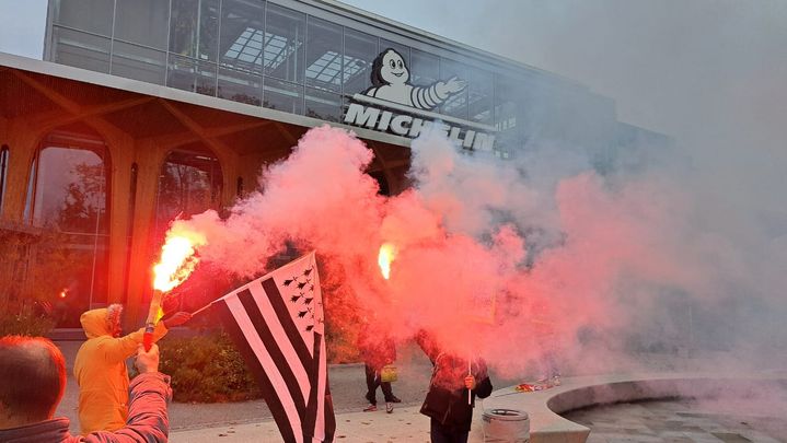 Un drapeau breton est brandi pendant une manifestation des salariés de Michelin devant le siège de l'entreprise à Clermont-Ferrand (Puy-de-Dôme), le 13 novembre 2024. (RAPHAEL GODET / FRANCEINFO)