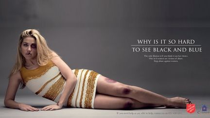 Une association britannique a lanc&eacute; une campagne contre les violences domestiques en reprenant le buzz mondial cr&eacute;&eacute; par une robe.&nbsp; (THE SALVATION ARMY)