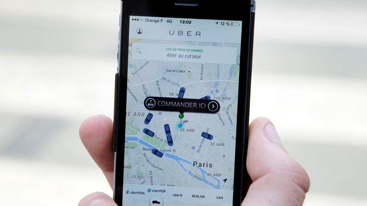 Une personne utilisant la version française de l’application UberPop, à Paris le 17 juin 2015. (THOMAS OLIVA / AFP)