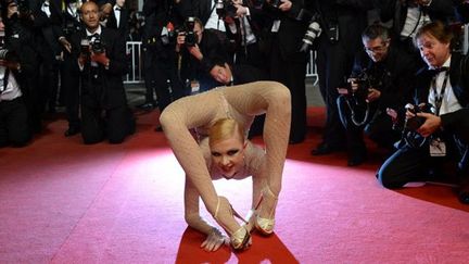 Une contortionniste sur le tapis rouge, le 23 mai 2012
 (Anne-Christine Poujoulat / AFP)