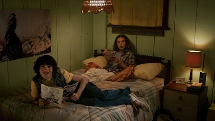 &nbsp;Finn Wolfhard (à gauche) et Millie Bobby Brown (à droite) dans la saison 3 de la série "Stranger things". (NETFLIX)