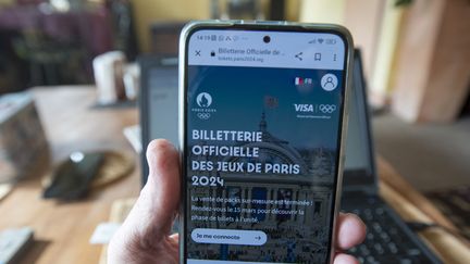 La billetterie pour Paris 2024 vue d'un smartphone, le 14 mars 2023. (SERGE TENANI / HANS LUCAS)