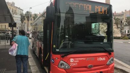 Le bus secret et non numéroté "Spécial MDM" à l'arrêt Castellane, en centre-ville de Marseille; (ALEXIA CAPPUCCIO / FRANCE BLEU PROVENCE / RADIO FRANCE)