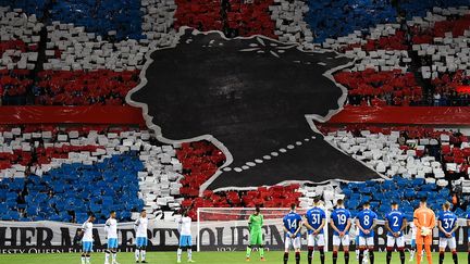 Les joueurs de football de&nbsp;Glasgow&nbsp;Rangers et du SSC Napoli observent une minute de silence avant le match&nbsp;de Ligue des champions, le 14 septembre 2022. (ANDY BUCHANAN / AFP)