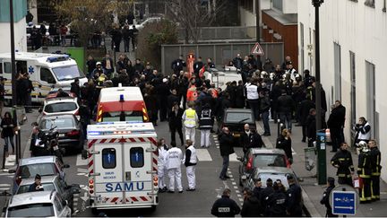 &nbsp; (Les secours devant les locaux de Charlie Hebdo à Paris le 7 janvier 2015 © Maxppp)