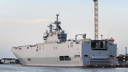 Le porte-h&eacute;licopt&egrave;re&nbsp;"Vladivostok" dans le port de Saint-Nazaire (Loire-Atlantique), le 7 septembre 2014. (JEAN-SEBASTIEN EVRARD / AFP)