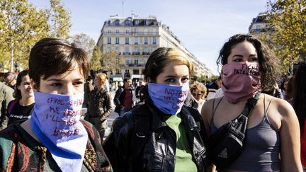 Des manifestantes de #NousToutes, lors d'une manifestation organisée à Paris, place de la République, à l'initiative du collectif, le 29 septembre 2018. (DENIS MEYER / HANS LUCAS)