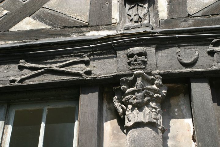 Détail d'une façade de&nbsp;L'Aître Saint-Maclou de Rouen, ossuaire médiéval du XIVe siècle. (PHOTO12 / GILLES TARGAT)