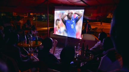 Des téléspectateurs regardent la finale de l'Euro, le 10 juillet 2016, à Abidjan (Côte-d'Ivoire). (SIA-KAMBOU / AFP)