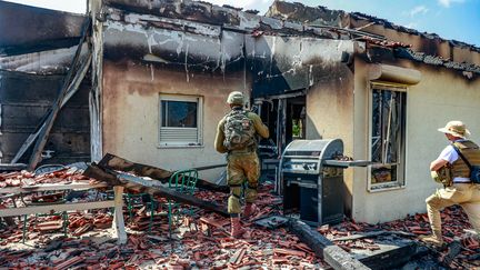 Des soldats israéliens interviennent dans le kibboutz de Be'eri (Israël), le 13 octobre 2023. (NIR KEIDAR / ANADOLU / AFP)