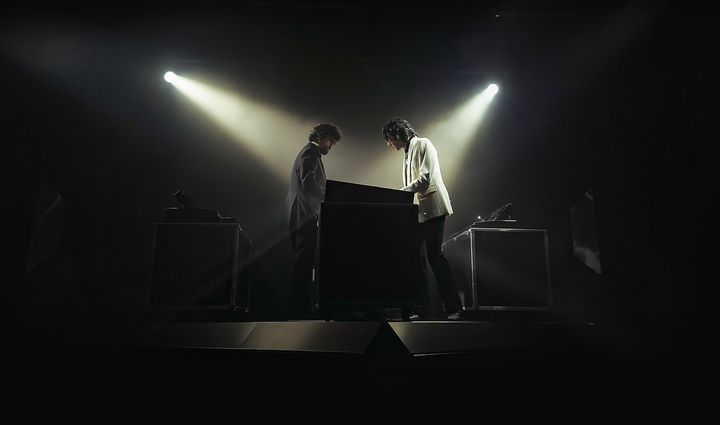 Gaspard Augé et Xavier de Rosnay de Justice sur scène aux Nuits de Fourvière, le 17 juin 2024. (JULIETTE VALERO / NUITS DE FOURVIERE)