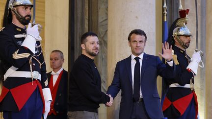 Le Président de la République Emmanuel Macron accueille le président ukrainien Volodymyr Zelensky, le 14 mai 2023, sur le perron de l'Elysée. (LUDOVIC MARIN / AFP)