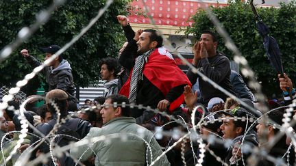 Des Tunisiens manifestent devant le minist&egrave;re de l'Int&eacute;rieur &agrave; Tunis (Tunisie), jeudi 7 f&eacute;vrier 2013, apr&egrave;s l'assassinat de l'opposant politique&nbsp;Chokri Bela&iuml;d. (KHALIL / AFP)