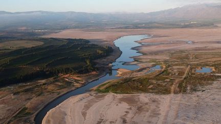 Le barrage de Theewaterskloof, qui fournit plus de la moitié de l'eau potable du Cap, le 20 février 2018. (REUTERS/Mike Hutchings)