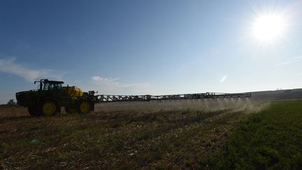 Un agriculteur utilisant du glyphosate sur ses terres, le 16 septembre 2019 (illustration). (JEAN-FRANCOIS MONIER / AFP)