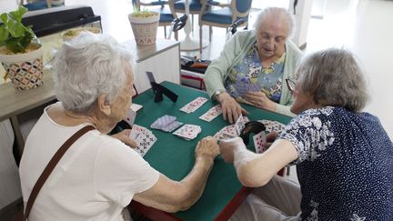 Trois résidentes d'une maison de retraite profitent de leur temps libre en jouant aux cartes. (GUILLAUME BONNEFONT / MAXPPP)