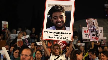 Un rassemblement demande la libération des otages retenus à Gaza, à Jérusalem, le 22 mai 2024. (AHMAD GHARABLI / AFP)