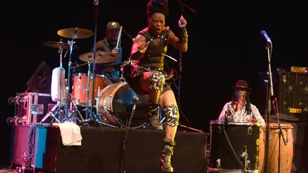 Dobet Gnahore en concert à l'Institut français d'Abidjan (Côte d'Ivoire), le 23 février 2019 (SIA KAMBOU / AFP)