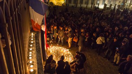 Un rassemblement citoyen en hommage aux victimes des attentats de Paris à Avignon, dimanche 15 noevmbre 2015. (MAXPPP)