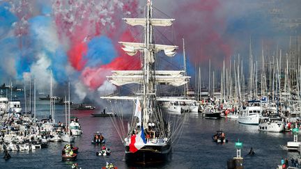 Un feu d'artifice bleu, blanc (et un peu rouge aussi) a été tiré sur le Vieux Port de Marseille pour l'arrivée du 