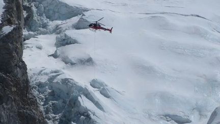 Le 18 avril 2014, un hélicoptère népalais transporte des alpinistes blessés à la suite d'une avalanche, qui a tué 16 sherpas sur l'Everest. (AFP PHOTO / ROBERT KAY)