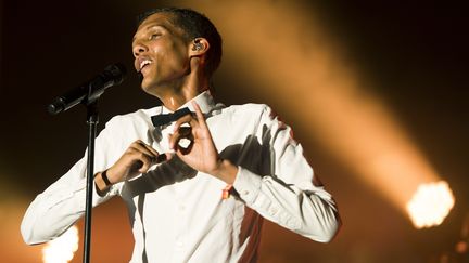 Stromae sur la sc&egrave;ne du festival Coachella, en Californie, le dimanche 12 avril 2015. Lors d'un concert donn&eacute; une semaine plus tard sur la sc&egrave;ne du m&ecirc;me festival, l'artiste belge a &eacute;t&eacute; rejoint par Kanye West.&nbsp; (ROBYN BECK / AFP)