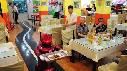 Dans ce restaurant de Harbin (Chine), 18 robots sont au service de la client&egrave;le, aussi bien en salle qu'en cuisine, le 21 juin 2012. (QUIRKY CHINA NEWS / REX / SIPA)