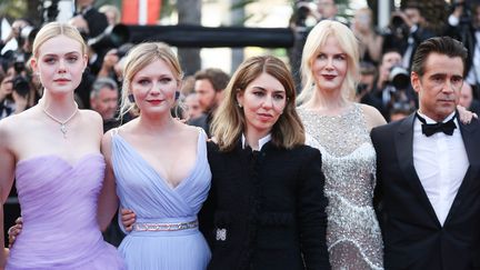 L'équipe du film "Les Proies" s'est réunie sur le tapis rouge pour une photo qui respire le glamour. De gauche à droite, Elle Fanning, Kirsten Dunst, Sofia Coppola la réalisatrice du film, Nicole Kidman et Colin Farrell.
 (Valéry Hache / AFP)