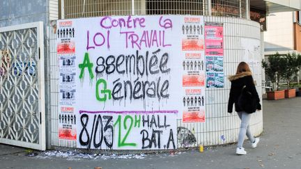 Devant l'entrée de l'université Paris 8, le 3 mars 2016. (MAXPPP)