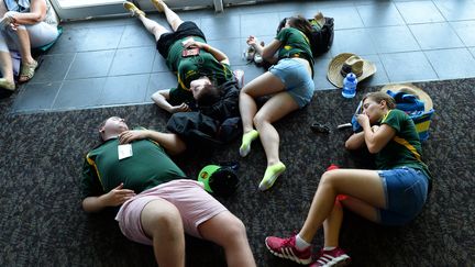 Le tournoi est aussi une &eacute;preuve physique pour les spectateurs. Ceux-l&agrave;&nbsp;se reposent dans un espace climatis&eacute; durant l'interruption des matchs. (WILLIAM WEST / AFP)