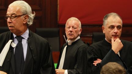 Les avocats des parties civiles (de g. &agrave; dr.), Beno&icirc;t&nbsp;Ducos-Ader, Edouard Martial et Daniel Picotin, chaque jour prompts &agrave; souligner les improbables d&eacute;tails de la vie du pr&eacute;venu Thierry Tilly, le 24 septembre 2012 &agrave; Bordeaux.&nbsp; (FABIEN COTTEREAU / MAXPPP)